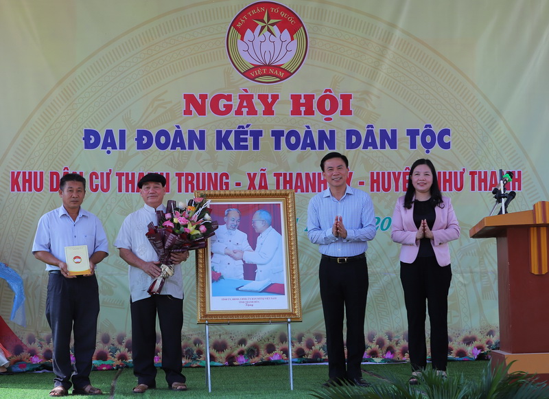 Đồng chí Bí thư Tỉnh ủy Đỗ Trọng Hưng chung vui Ngày hội Đại đoàn kết toàn dân tộc tại thôn Thanh Trung