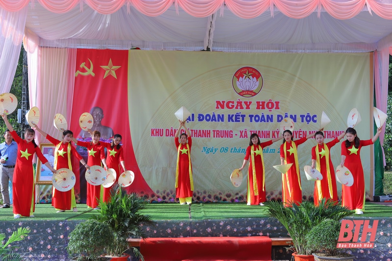 Đồng chí Bí thư Tỉnh ủy Đỗ Trọng Hưng chung vui Ngày hội Đại đoàn kết toàn dân tộc tại thôn Thanh Trung