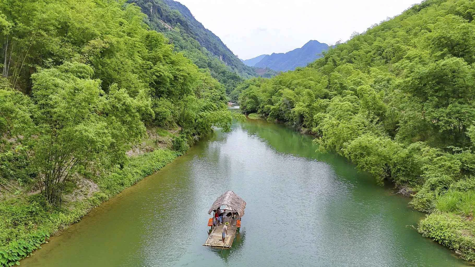 Một trong những điểm nhấn độc đáo của suối Chàm tại bản Chiềng Lau là dịch vụ chèo bè luồng – một hình thức du lịch cộng đồng được người dân địa phương phát triển từ chính nghề truyền thống.