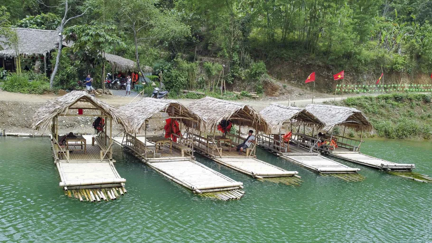 Bè được kết từ thân cây tre, cây luồng, có mái che, được chèo thủ công, không dùng động cơ, giúp giữ nguyên sự yên tĩnh và tự nhiên của dòng suối.