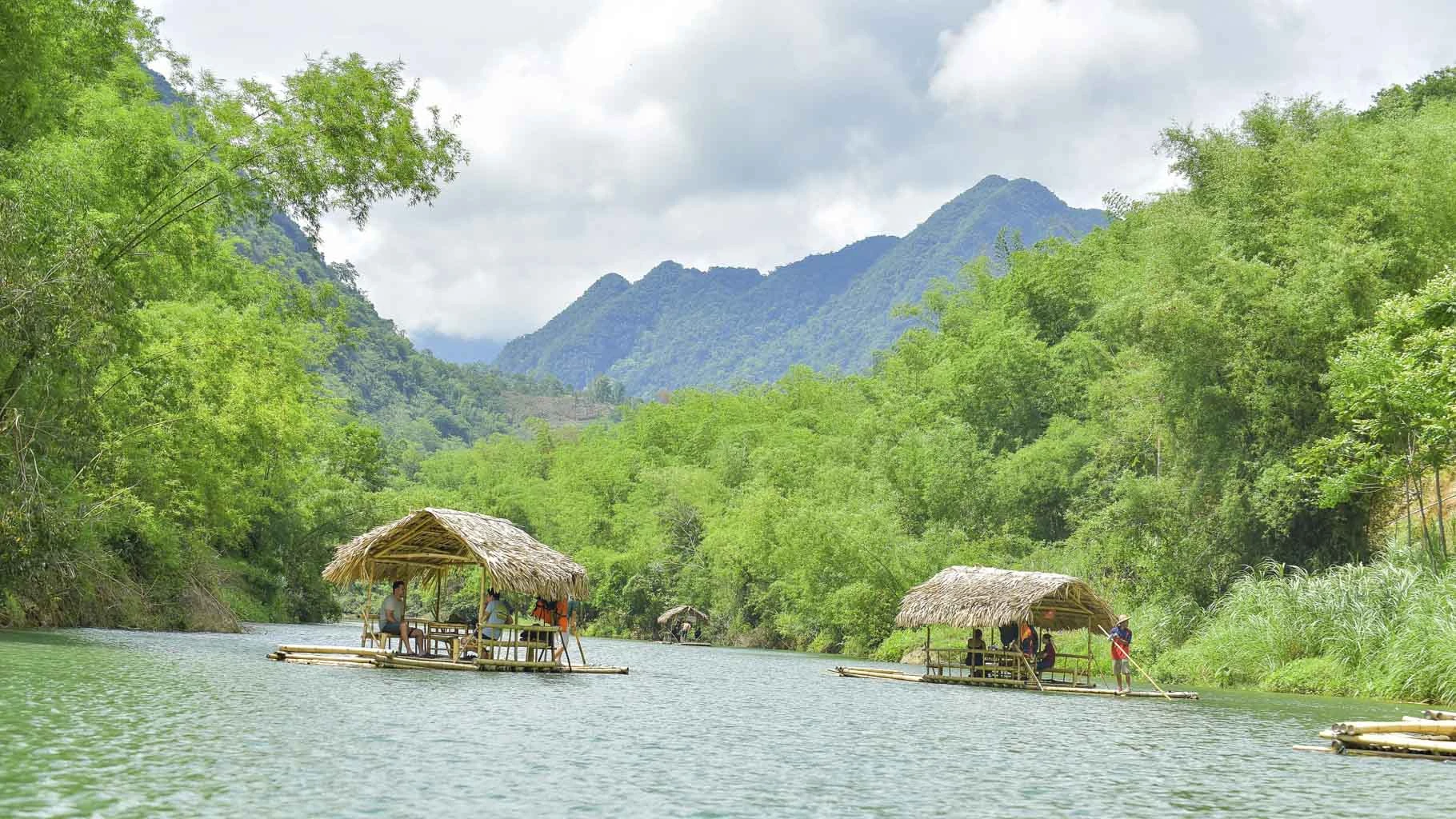 Trải nghiệm trên bè kéo dài khoảng 45 phút đến một giờ, đưa du khách băng qua các khúc suối quanh co, dưới những tán rừng mát rượi. Không gian yên tĩnh, tiếng suối chảy, tiếng chim rừng và làn gió nhẹ mang đến cảm giác thư giãn, tách biệt hoàn toàn khỏi nhịp sống đô thị.