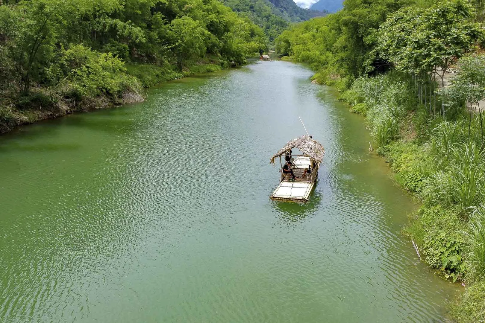 Suối Chàm nổi bật với làn nước trong xanh, mát lạnh, là nơi lý tưởng để du khách đắm mình thư giãn sau hành trình dài. Vào những ngày nắng đẹp, mặt nước lấp lánh phản chiếu sắc trời và những dãy núi trập trùng, tạo nên bức tranh thiên nhiên sống động, yên bình.