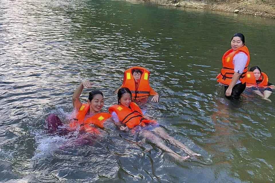 Không chỉ có chèo bè và tắm suối, du khách đến suối Chàm còn có cơ hội thưởng ngoạn khung cảnh núi rừng xanh mướt, tận hưởng không khí trong lành, mát rượi quanh năm. Tiếng suối róc rách vang vọng giữa rừng già mang lại cảm giác thư giãn và nhẹ nhõm đến lạ kỳ.