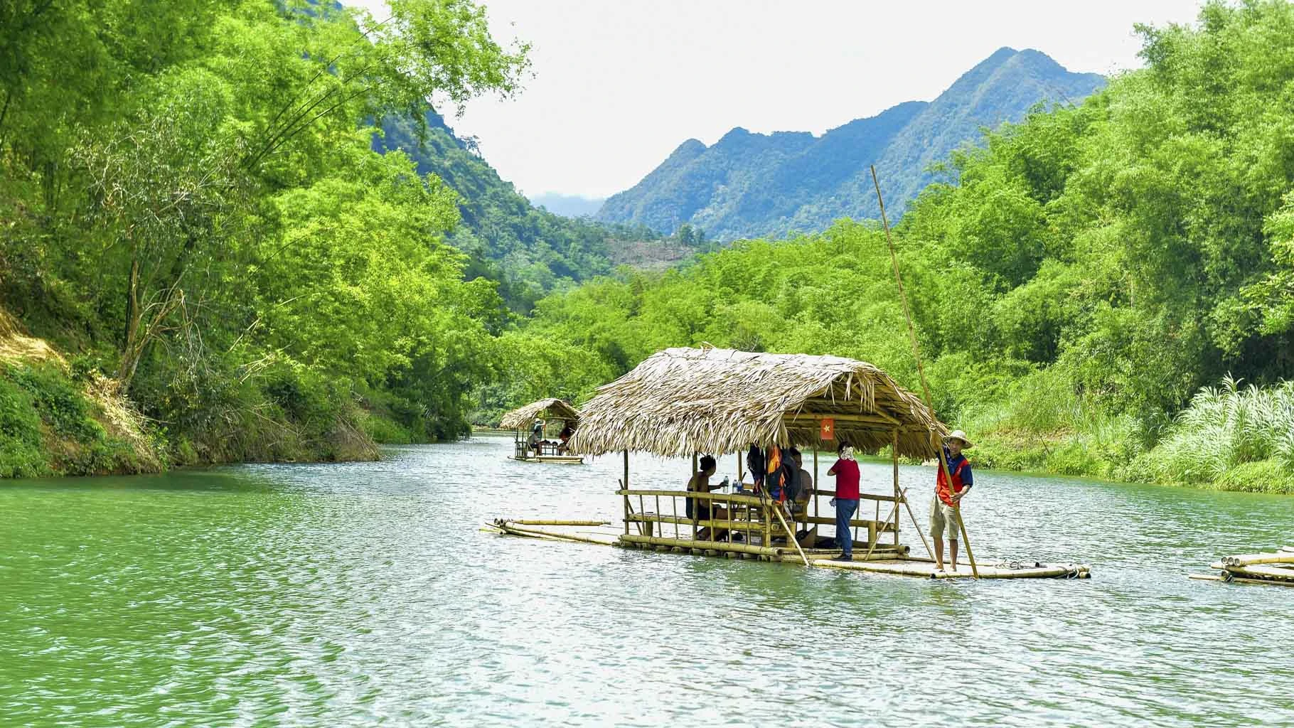 Suối Chàm, con suối không lớn nhưng nổi bật bởi vẻ đẹp mộc mạc, hiền hòa có dòng nước trong xanh chảy len lỏi qua các triền núi, rừng luồng tạo nên một không gian thanh bình, đặc trưng của vùng cao xứ Thanh. Vào mùa hè, khi thời tiết oi bức, nơi đây thu hút du khách nhờ làn nước mát lạnh và khung cảnh thiên nhiên gần như nguyên sơ.