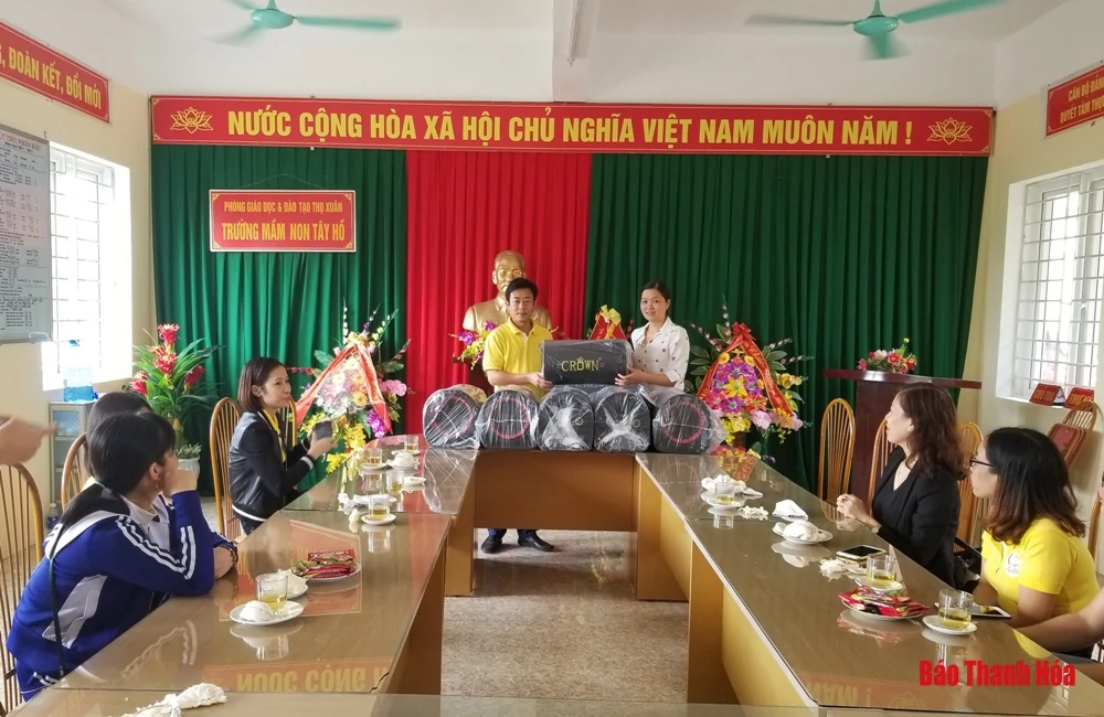 Tặng 70 loa cho 9 điểm trường mầm non trên địa bàn huyện Thọ Xuân