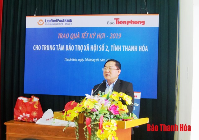 Báo Tiền Phong trao quà Tết tại Trung tâm bảo trợ xã số 2 và Trung tâm điều dưỡng người có công