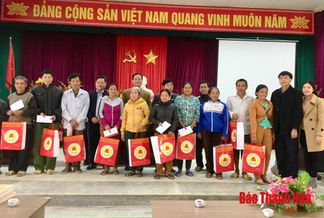 Ban Tuyên giáo Tỉnh ủy tặng quà Tết người nghèo tại Quan Hóa