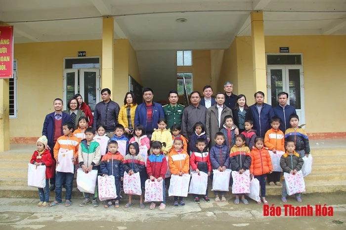 Đoàn công tác của Sở Tài nguyên và Môi trường thăm, tặng quà cán bộ, chiến sĩ Đồn Biên phòng Yên Khương