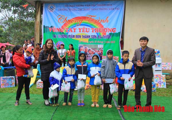 Chương trình thiện nguyện “Vòng tay yêu thương” dành cho các em học sinh tại xã Thành Sơn (Bá Thước)