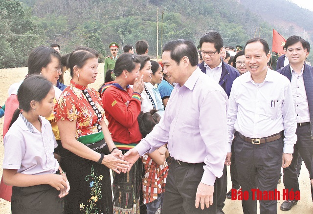 Đồng chí Trưởng Ban Tổ chức Trung ương Phạm Minh Chính kiểm tra tình hình khắc phục hậu quả lũ lụt tại huyện Mường Lát