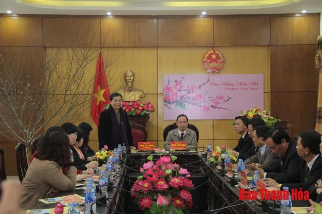 Phó Chủ tịch Thường trực Quốc hội Tòng Thị Phóng thăm, tặng quà và chúc Tết các gia đình chính sách tại huyện Cẩm Thủy