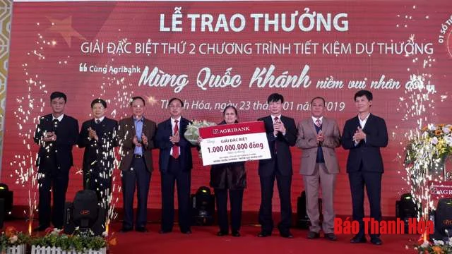 Agribank trao giải cho khách hàng trúng 1 tỷ đồng chương trình Tiết kiệm dự thưởng “Cùng Agribank mừng Quốc khánh – Niềm vui nhân đôi”