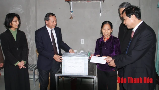 Bàn giao 340 ngôi nhà chống chịu bão, lụt cho các hộ nghèo tại các xã ven biển, cận ven biển