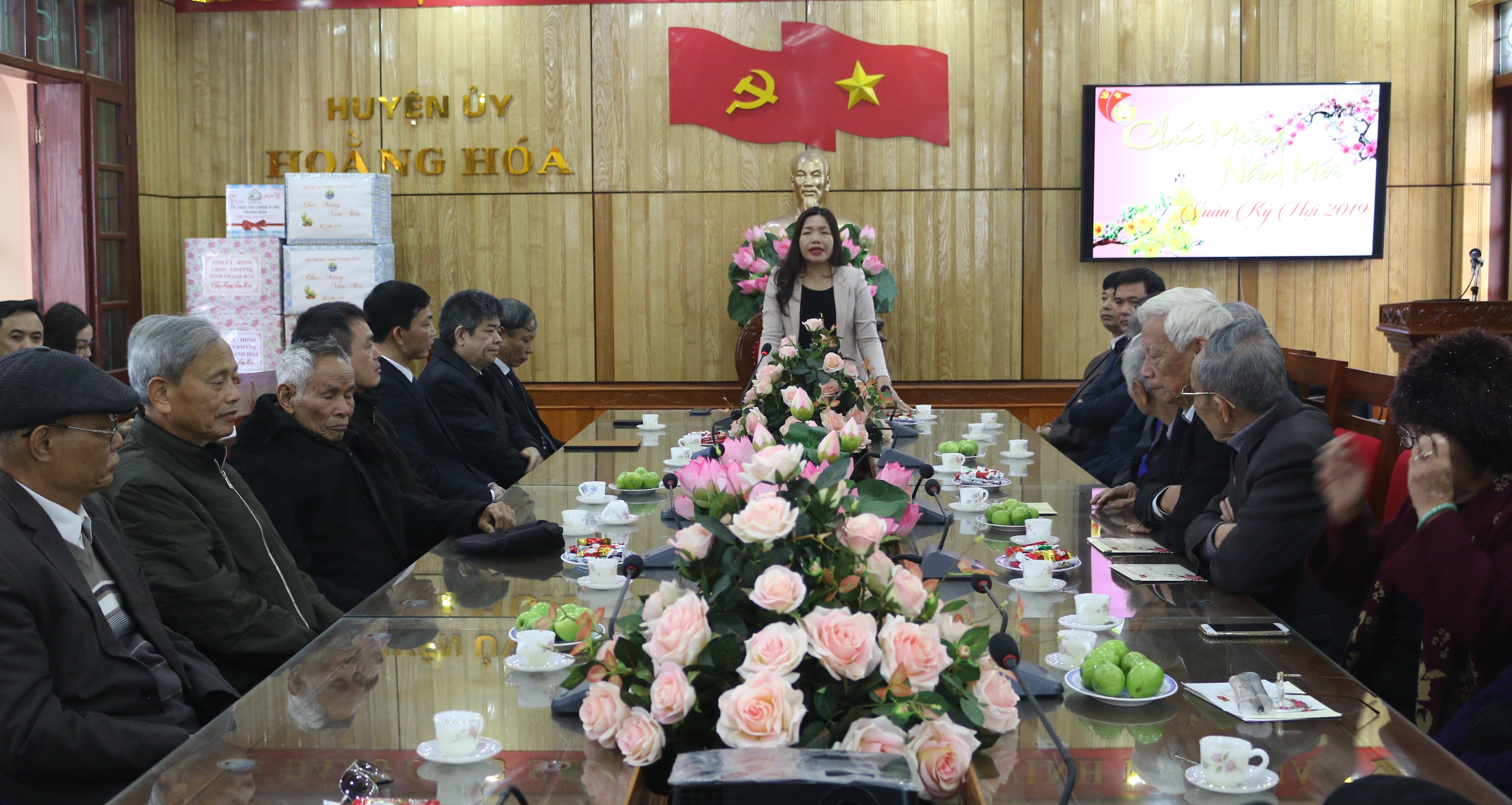 Phó Chủ tịch UBND tỉnh Lê Thị Thìn kiểm tra tình hình sản xuất, thăm hỏi, động viên các gia đình chính sách huyện Hoằng Hóa