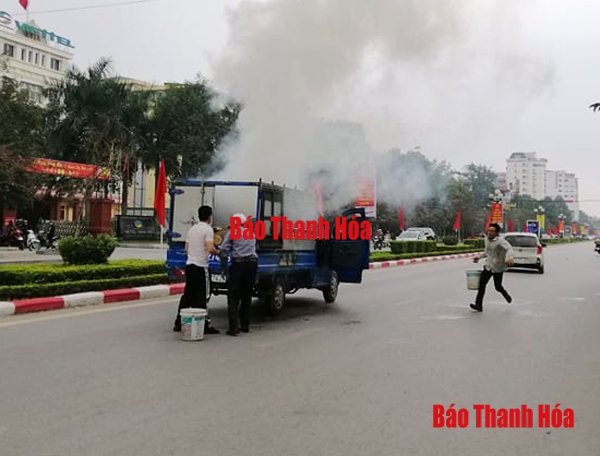 Chở nồi bánh chưng đang nấu trên thùng, xe tải suýt bị thiêu rụi