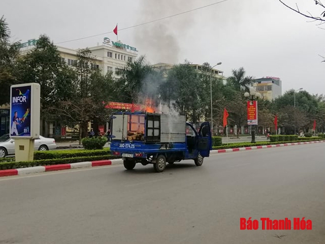 Chở nồi bánh chưng đang nấu trên thùng, xe tải suýt bị thiêu rụi