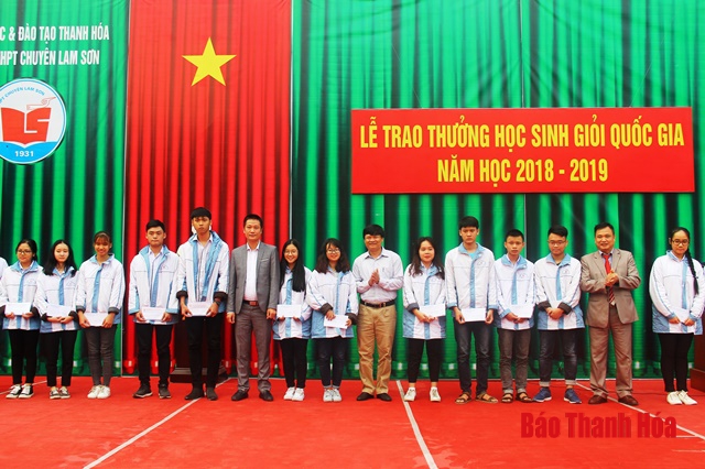 Trường THPT chuyên Lam Sơn khen thưởng cho học sinh đạt giải quốc gia năm học 2018-2019