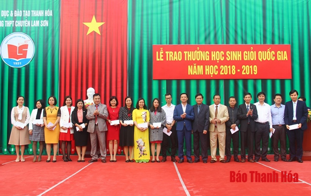 Trường THPT chuyên Lam Sơn khen thưởng cho học sinh đạt giải quốc gia năm học 2018-2019