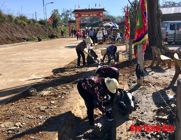 Hội viên, phụ nữ xã Tân Ninh tổ chức thu gom rác thải tại khu vực Đền Nưa - Am Tiên