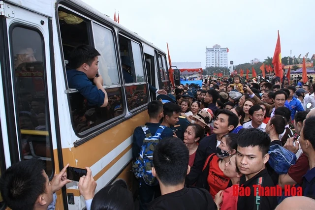 Đồng chí Bí thư Tỉnh ủy, Chủ tịch HĐND tỉnh Trịnh Văn Chiến dự và động viên thanh niên TP Thanh Hóa lên đường nhập ngũ