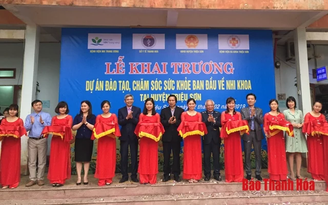 Hai bác sỹ Bệnh viện Nhi Trung ương về công tác tại Bệnh viện đa khoa huyện Triệu Sơn