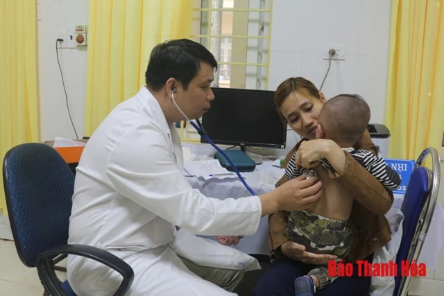 Hai bác sỹ Bệnh viện Nhi Trung ương về công tác tại Bệnh viện đa khoa huyện Triệu Sơn