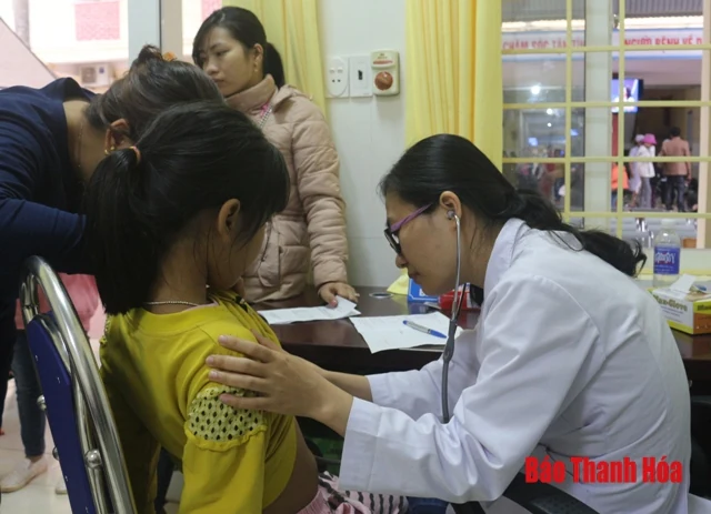 Hai bác sỹ Bệnh viện Nhi Trung ương về công tác tại Bệnh viện đa khoa huyện Triệu Sơn