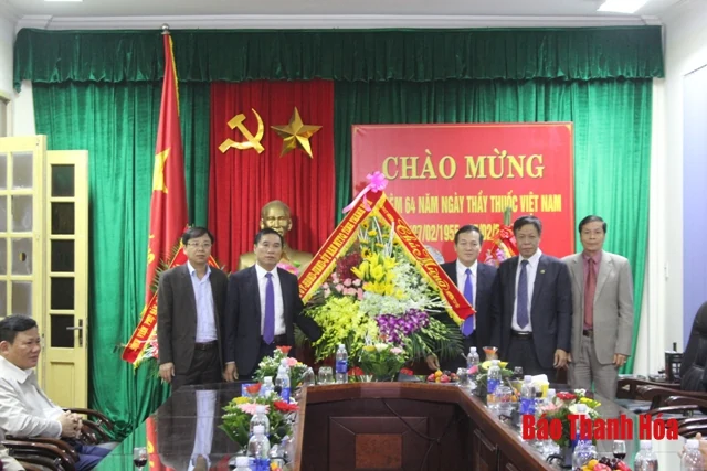 Đồng chí Phạm Đăng Quyền, Phó chủ tịch UBND tỉnh chúc mừng ngày thầy thuốc Việt Nam