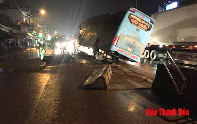 Ô tô khách mất lái, leo lên dải phân cách, gần 40 hành khách hoảng loạn, kêu cứu