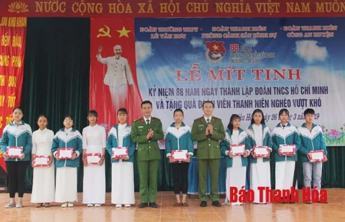 Trao học bổng cho học sinh nghèo vượt khó
