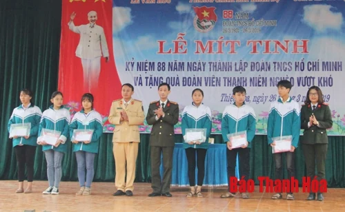 Trao học bổng cho học sinh nghèo vượt khó