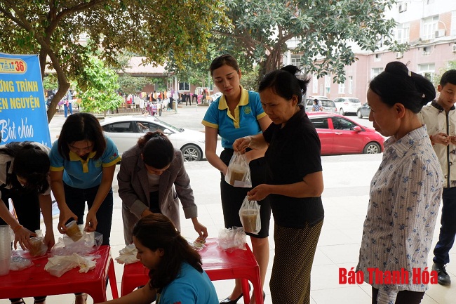 Ấm áp chương trình “Bát cháo tình thương cho bệnh nhi nghèo