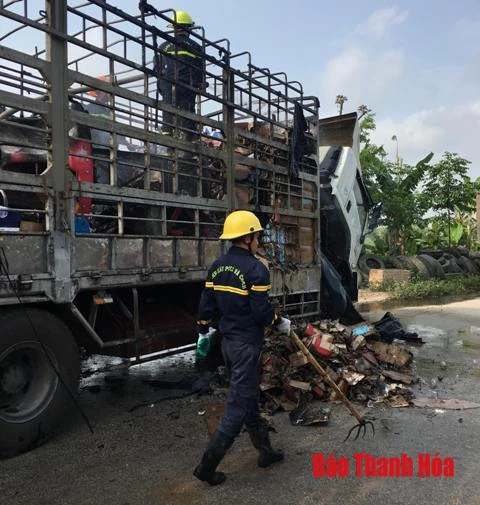 Tham gia cứu chữa kịp thời hàng hóa trên xe ô tô tải đang bốc cháy 