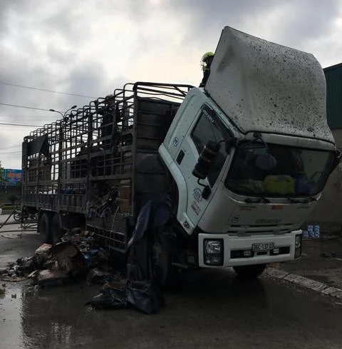 Tham gia cứu chữa kịp thời hàng hóa trên xe ô tô tải đang bốc cháy 