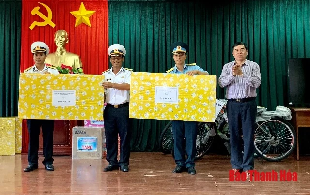 Thăm, tặng quà cán bộ, chiến sỹ đảo Đá Thị và đảo Nam Yết
