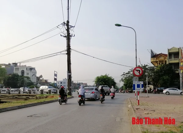 Chống ùn tắc, vi phạm trật tự giao thông trên địa bàn TP Thanh Hóa: Chuyện từ những biển cấm “vô tác dụng”