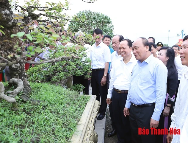 Thủ tướng Chính phủ Nguyễn Xuân Phúc tham quan Triển lãm “Thanh Hóa xưa và nay”