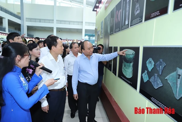 Thủ tướng Chính phủ Nguyễn Xuân Phúc tham quan Triển lãm “Thanh Hóa xưa và nay”