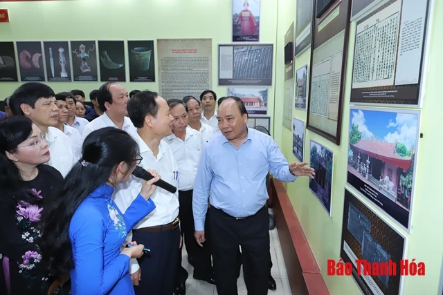 Thủ tướng Chính phủ Nguyễn Xuân Phúc tham quan Triển lãm “Thanh Hóa xưa và nay”