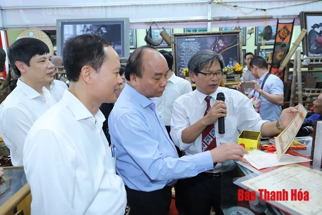 Thủ tướng Chính phủ Nguyễn Xuân Phúc tham quan Triển lãm “Thanh Hóa xưa và nay”