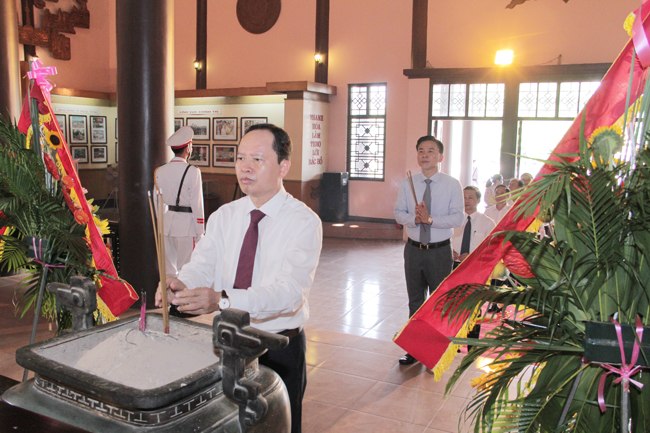 Đoàn đại biểu Tỉnh ủy, HĐND, UBND, Ủy ban MTTQ tỉnh dâng hương tưởng niệm Chủ tịch Hồ Chí Minh