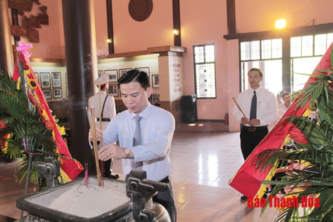 Đoàn đại biểu Tỉnh ủy, HĐND, UBND, Ủy ban MTTQ tỉnh dâng hương tưởng niệm Chủ tịch Hồ Chí Minh