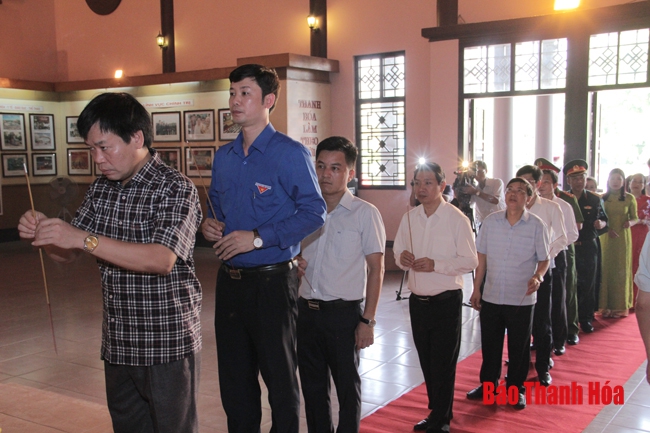 Đoàn đại biểu Tỉnh ủy, HĐND, UBND, Ủy ban MTTQ tỉnh dâng hương tưởng niệm Chủ tịch Hồ Chí Minh