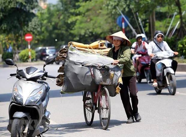 Nắng nóng gay gắt ở Bắc và Trung Bộ, có nơi trên 40 độ C