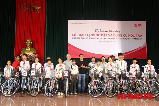 Trao tặng xe đạp và đồ dùng học tập cho học sinh có hoàn cảnh khó khăn tại huyện Hoằng Hóa