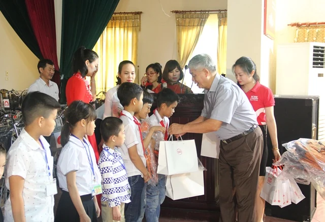 Trao tặng xe đạp và đồ dùng học tập cho học sinh có hoàn cảnh khó khăn tại huyện Hoằng Hóa