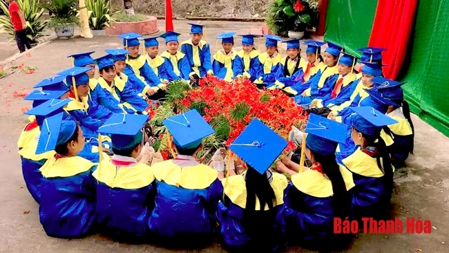 Những khoảnh khắc ấn tượng và xúc động tại lễ bế giảng của các em học sinh vùng cao Mường Lát