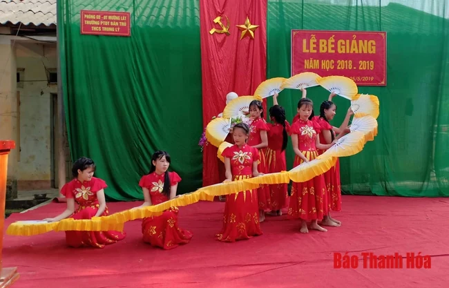Những khoảnh khắc ấn tượng và xúc động tại lễ bế giảng của các em học sinh vùng cao Mường Lát