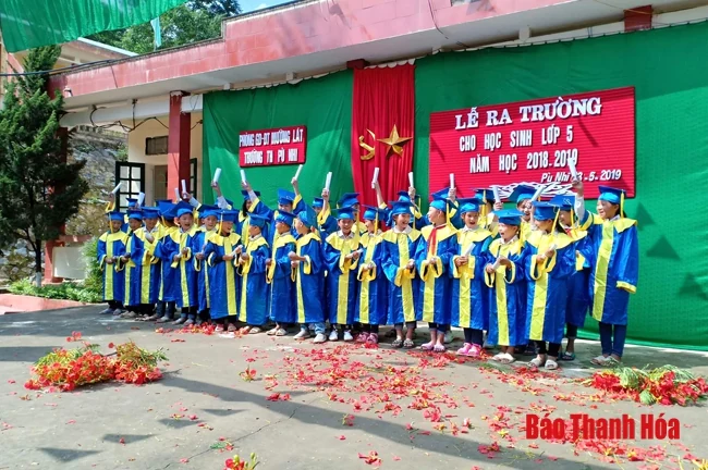 Những khoảnh khắc ấn tượng và xúc động tại lễ bế giảng của các em học sinh vùng cao Mường Lát