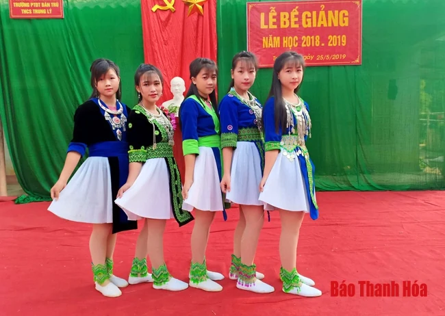 Những khoảnh khắc ấn tượng và xúc động tại lễ bế giảng của các em học sinh vùng cao Mường Lát